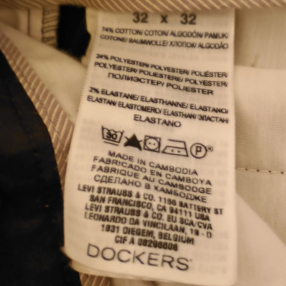 Dockers Men's Iron Free Khaki, Straight Fit, Black Pants - Size W32 L32 - Picture 5 of 8